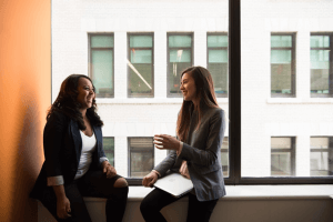 Two women discussing business in French.